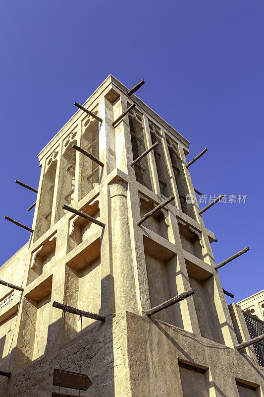 迪拜，阿拉伯联合酋长国——在城市的历史Al Bastakiya地区仰望古老的风塔。没有人。